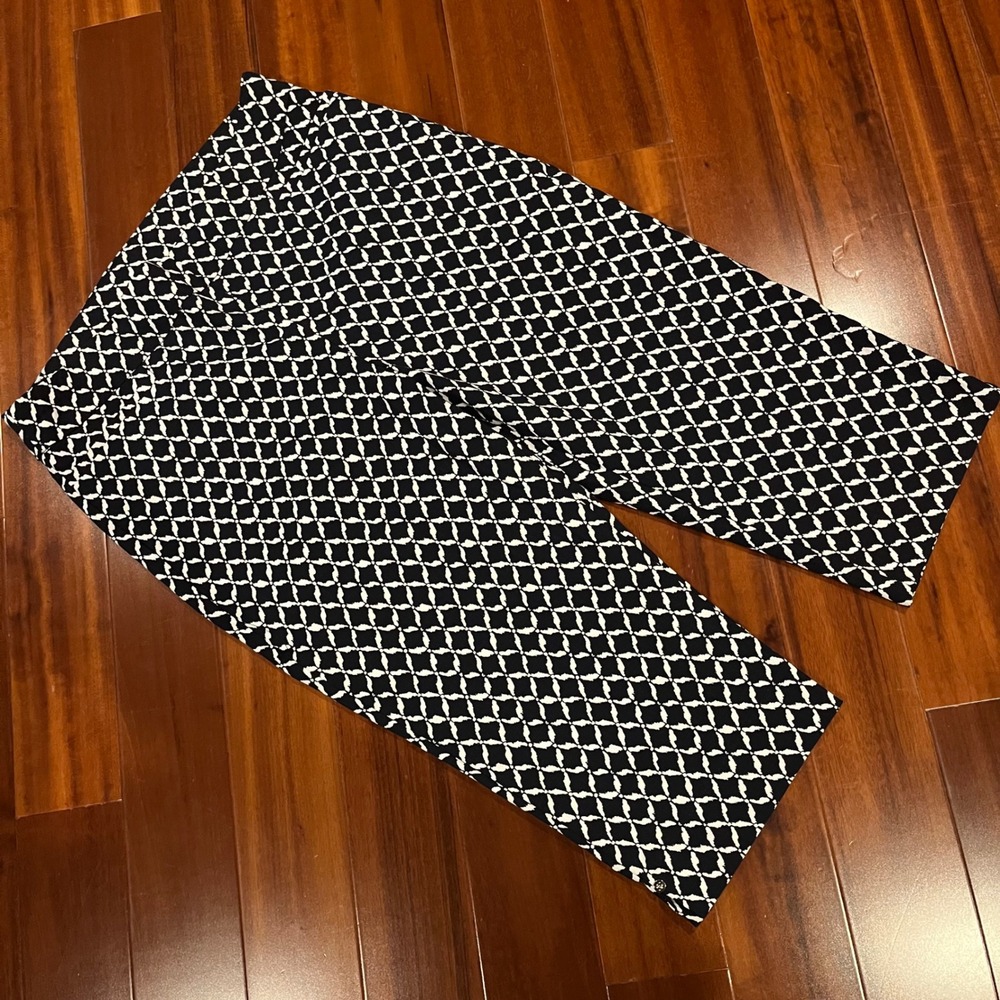 Chicos Pants Capri‎ Crop Black White Geometric Casual Pull On Size 1 = Medium 8